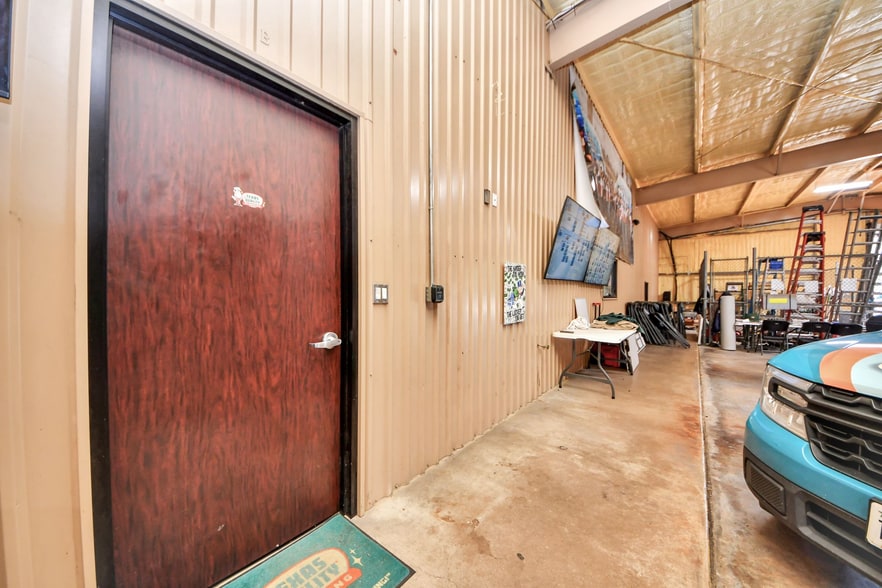 More Photos Of 10814 Woodedge Dr, Houston Warehouse For Sale