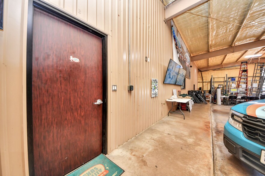 More Photos Of 10814 Woodedge Dr, Houston Warehouse For Sale