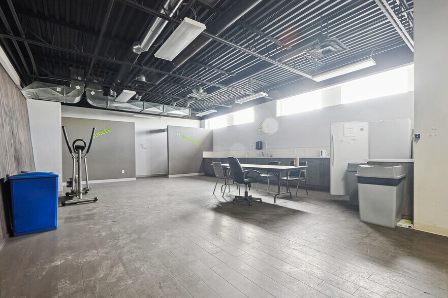 More Photos Of 800 Rue Pierre-Caisse, Saint-jean-sur-richelieu Manufacturing For Lease