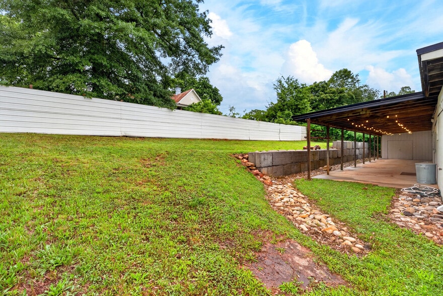 More Photos Of 332 S Howard Ave, Landrum Freestanding For Sale