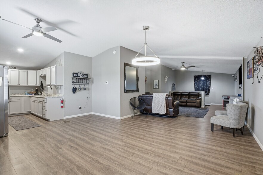 More Photos Of 2550 W US Highway 377, Granbury Flex For Sale