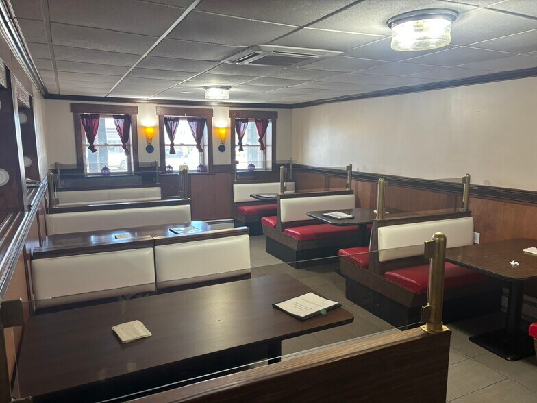 More Photos Of 186 High St, Ellsworth Restaurant For Lease
