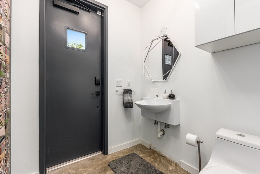 More Photos Of 4798 Iberia Ave, Dallas Office For Sale