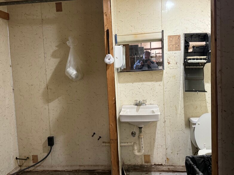 More Photos Of 109 Broad St, Hawkinsville Restaurant For Sale