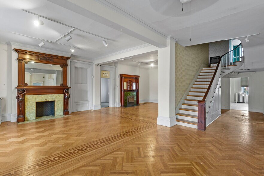 More Photos Of 301 S Main St, Harrisonburg Flex For Lease