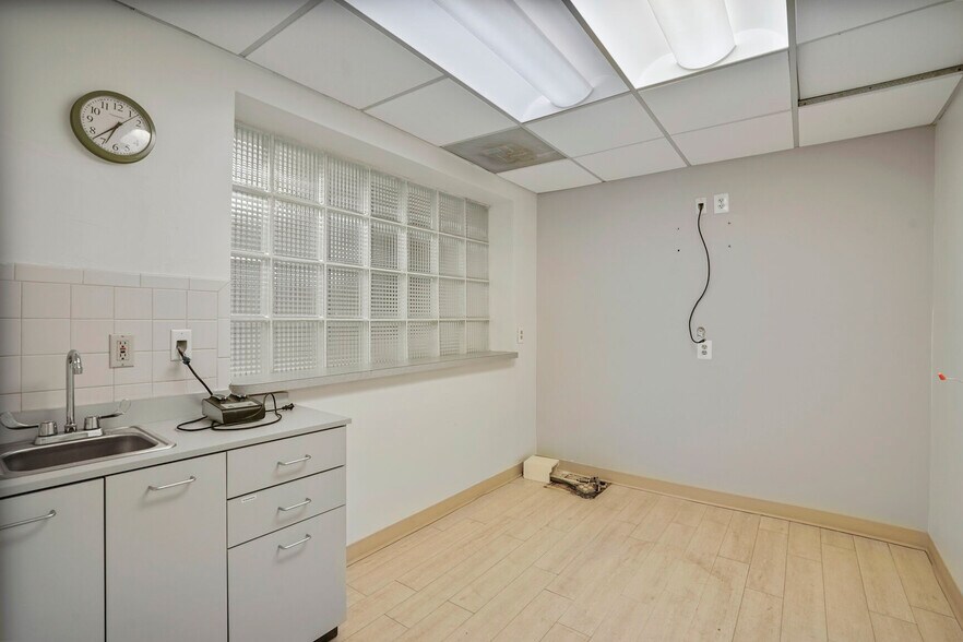 More Photos Of 3 Washington Cir NW, Washington Office For Sale