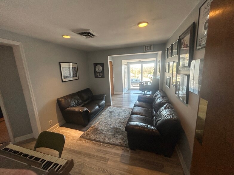 More Photos Of 648 W Iris Dr, Nashville Office For Sale