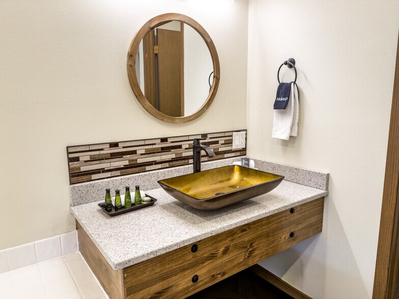 More Photos Of 855 N 5th St, Custer Hotel For Sale