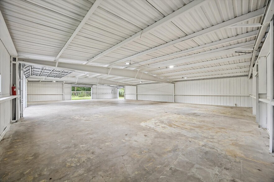 More Photos Of 610 New York St, Navasota Flex For Lease