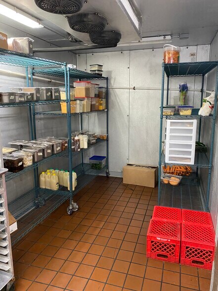 More Photos Of 410 S Clippert St, Lansing Restaurant For Sale