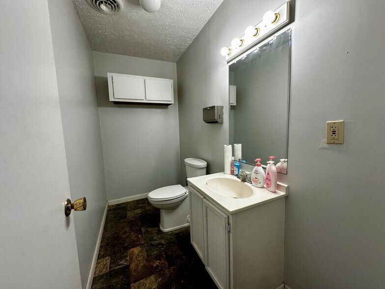 More Photos Of 217 E Main St, Clinton Office For Sale