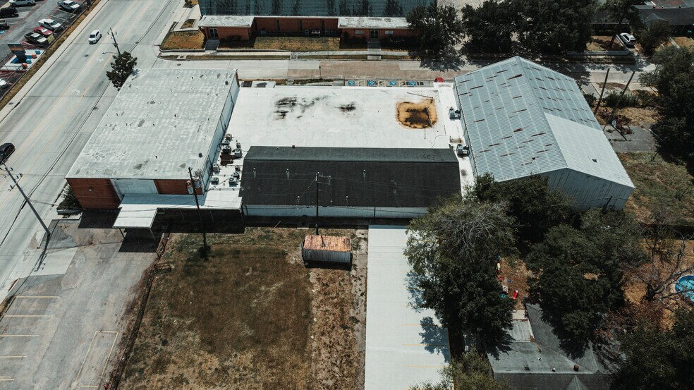 More Photos Of 900 Natchez Ave, Pasadena Schools For Lease
