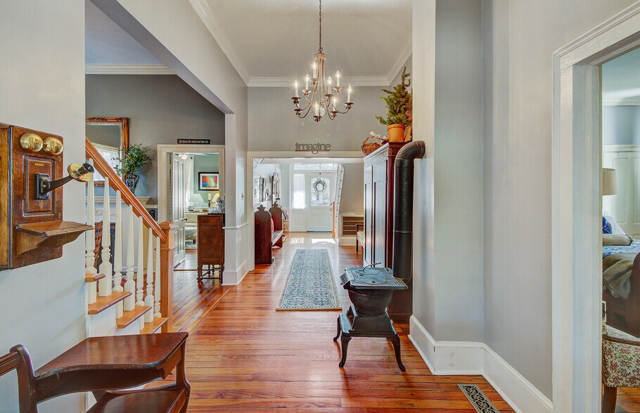 More Photos Of 112 S Magnolia St, Summerville Office Residential For Lease
