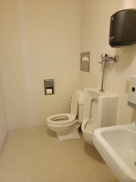 More Photos Of 707 S Main St, Lebanon Office For Sale
