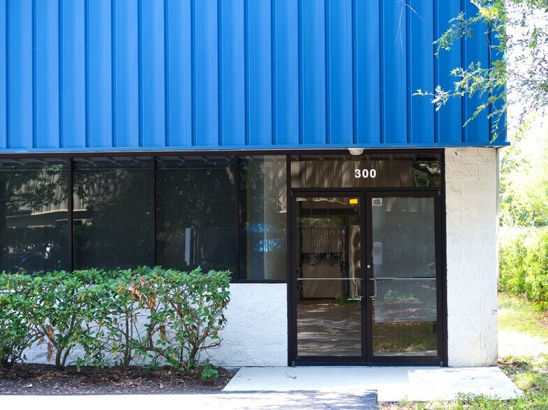 More Photos Of 402 Chairman Ct, DeBary Warehouse For Lease