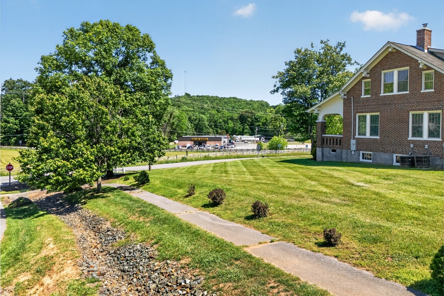 More Photos Of 132 Christiansburg Pike NE, Floyd Flex For Sale