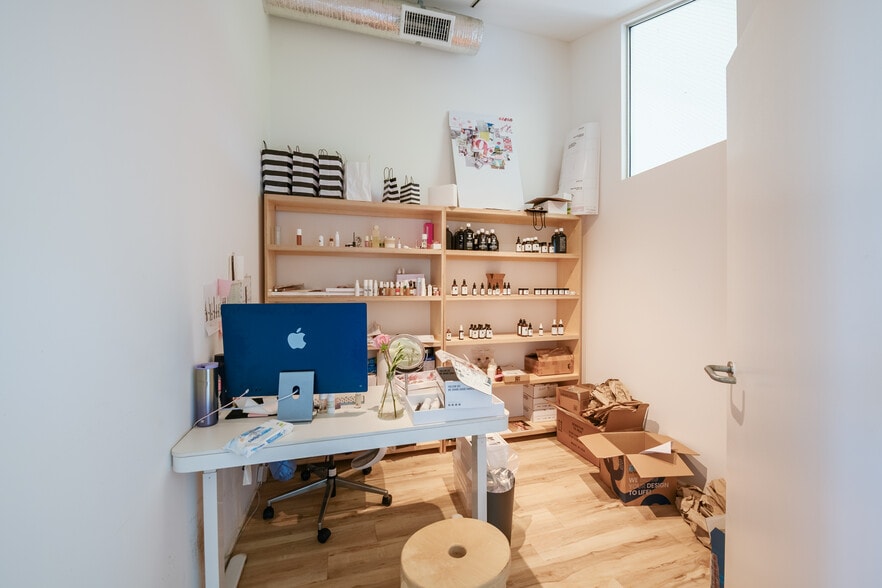 More Photos Of 1501 Main St, Venice Storefront Retail Office For Lease