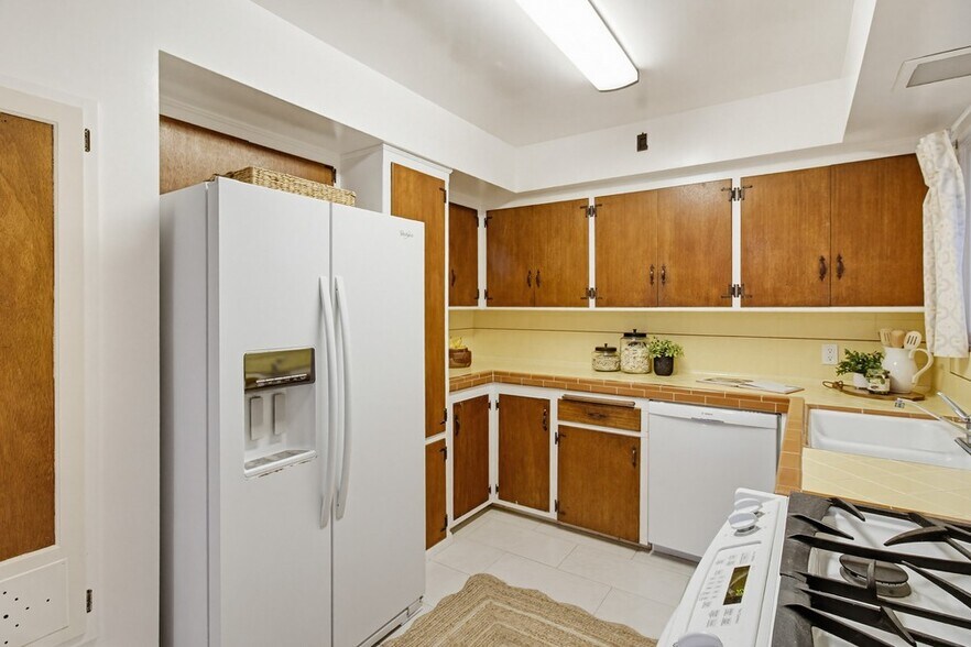 More Photos Of 829 Avalon Ct, San Diego Apartments For Sale