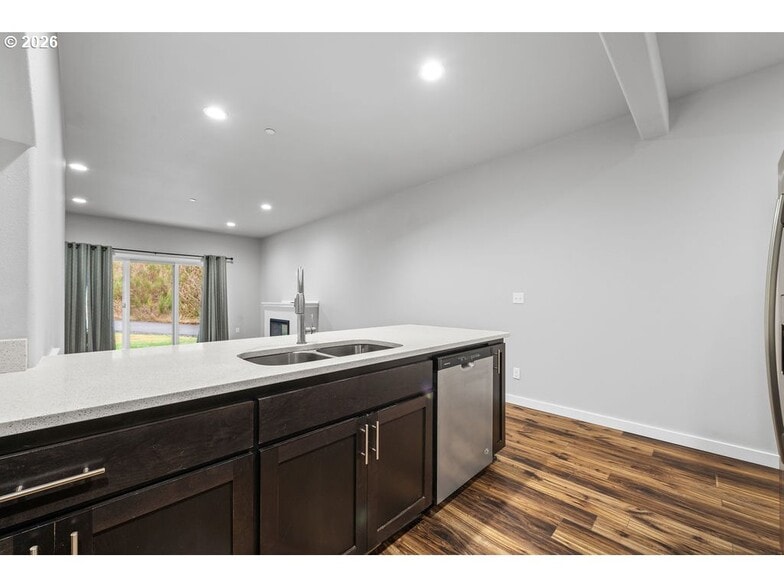 More Photos Of 1524 SE Honeysuckle Loop, Warrenton Apartments For Sale