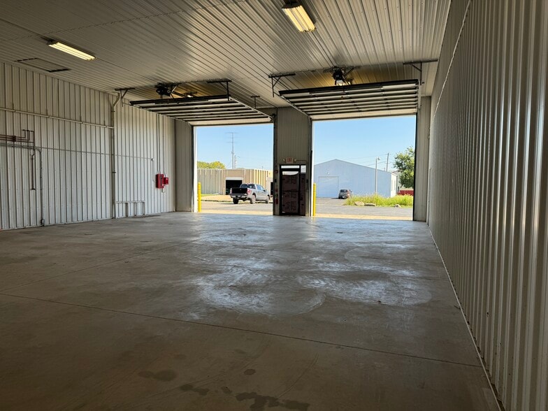 More Photos Of 1203 Badger St, Yorkville Warehouse For Lease