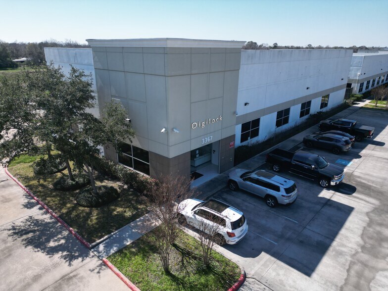 Primary Photo Of 3367 N Sam Houston Pky W, Houston Warehouse For Lease