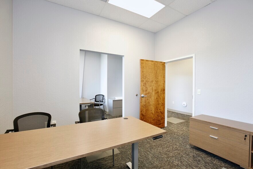 More Photos Of 6881 Kingspointe Pky, Orlando Business Park For Sale
