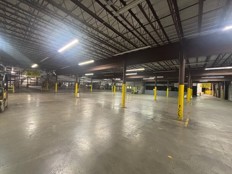 More Photos Of 9151 Youree Dr, Shreveport Distribution For Lease