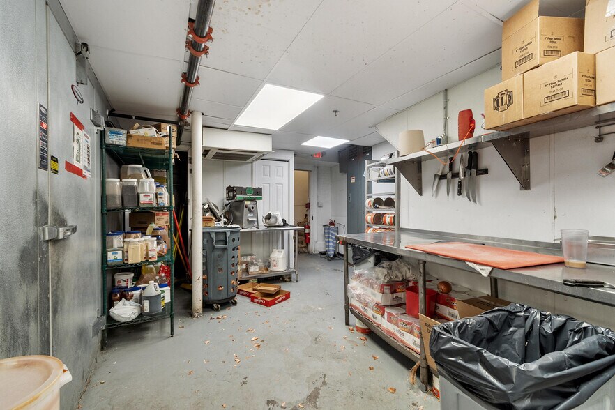 More Photos Of 172 Hanover St, Portsmouth Restaurant For Sale