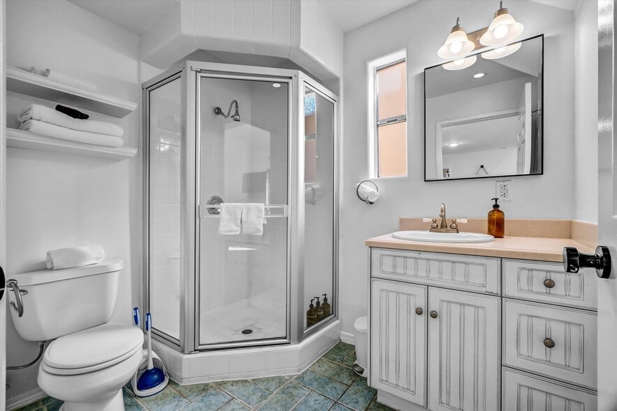 More Photos Of 179 Pomona Ave, Long Beach Hospitality For Sale