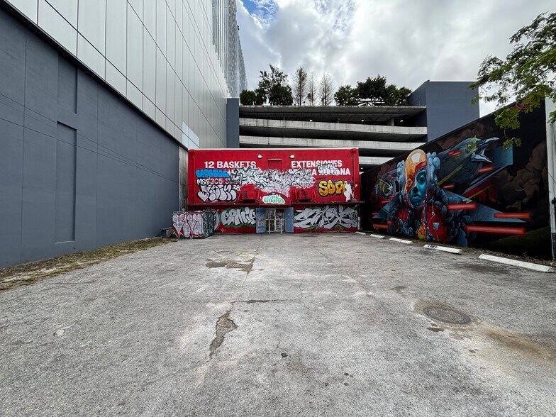 More Photos Of 560 NW 27th St, Miami Freestanding For Lease