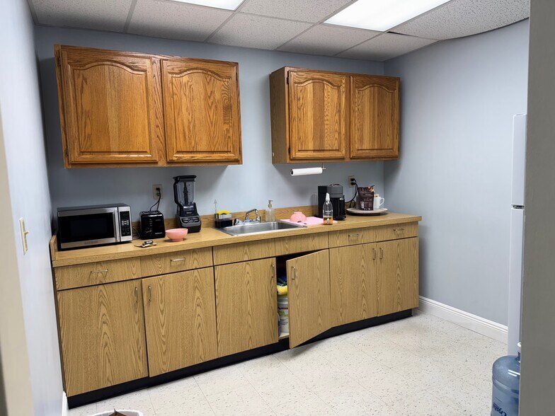 More Photos Of 3001-3017 Greene St, Hollywood Showroom For Lease