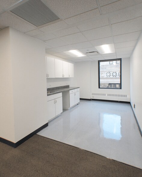 More Photos Of 100 N LaSalle St, Chicago Office For Lease