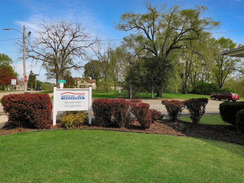 More Photos Of 122 E Main St, Rockton Office For Lease