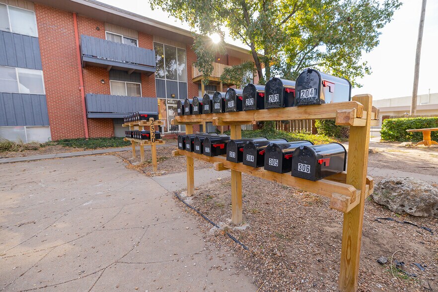 More Photos Of 2520 E Lincoln St, Wichita Apartments For Sale