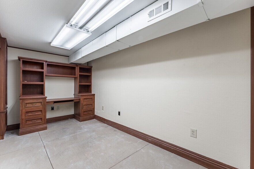 More Photos Of 324 N College Ave, Fayetteville Office For Sale