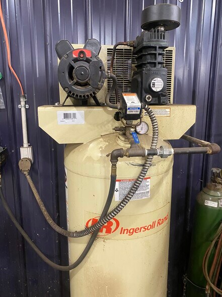 More Photos Of 9112 W Mount Morris Rd, Flushing General Retail For Sale