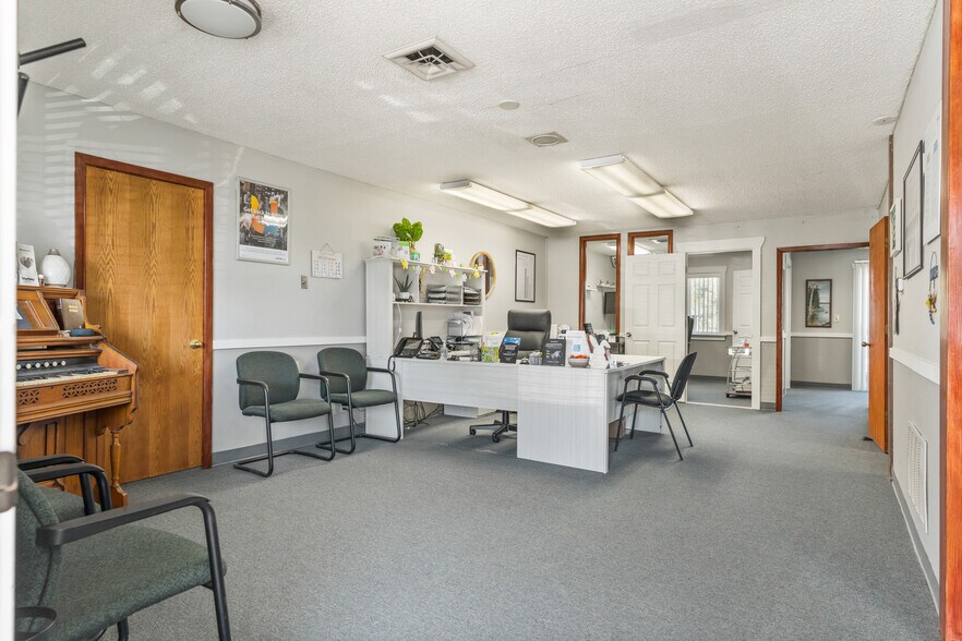 More Photos Of 306 Main St, Dallas Office For Sale