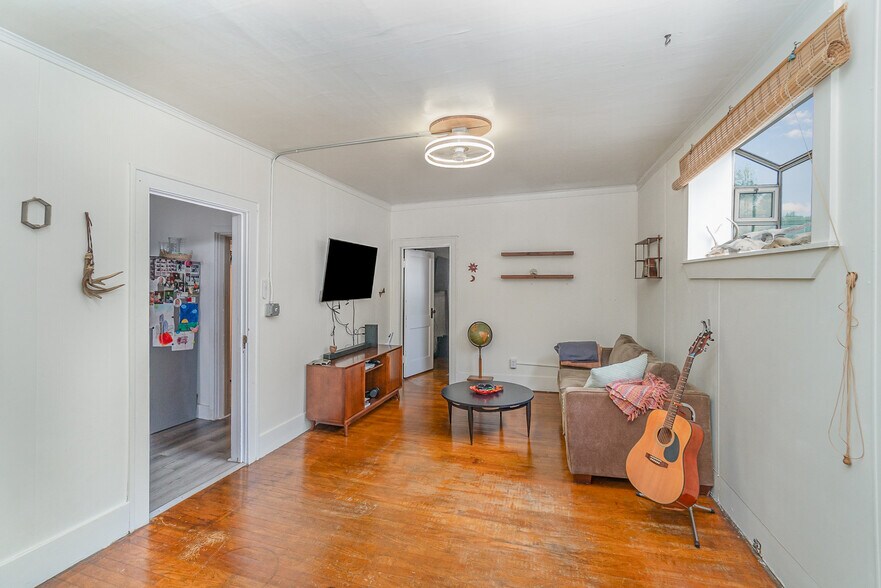 More Photos Of 134 Ashman St, Midland Restaurant For Sale