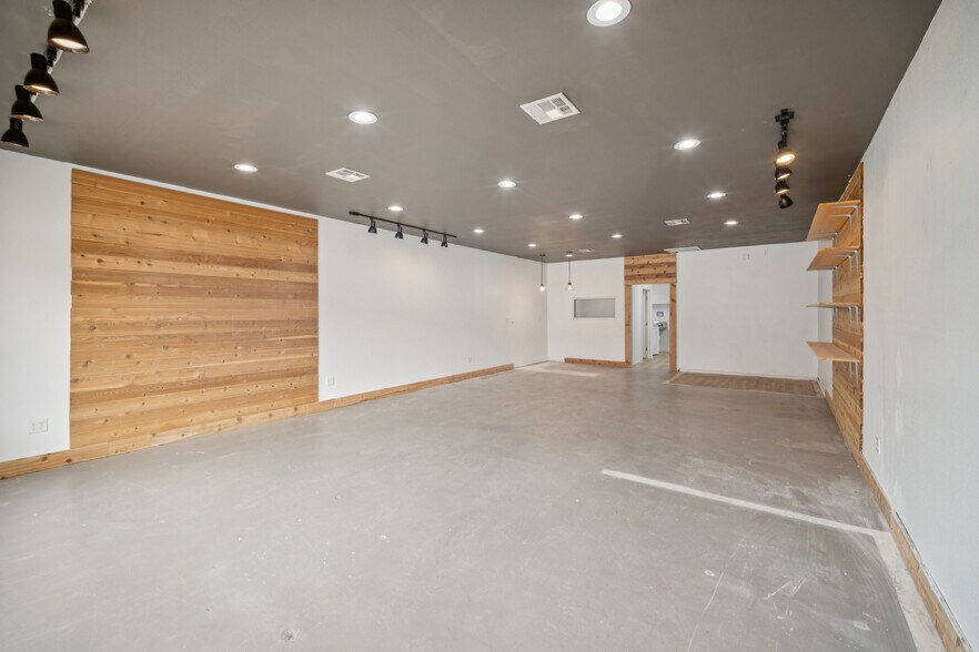 More Photos Of 119 N Broadway, Coweta General Retail For Sale