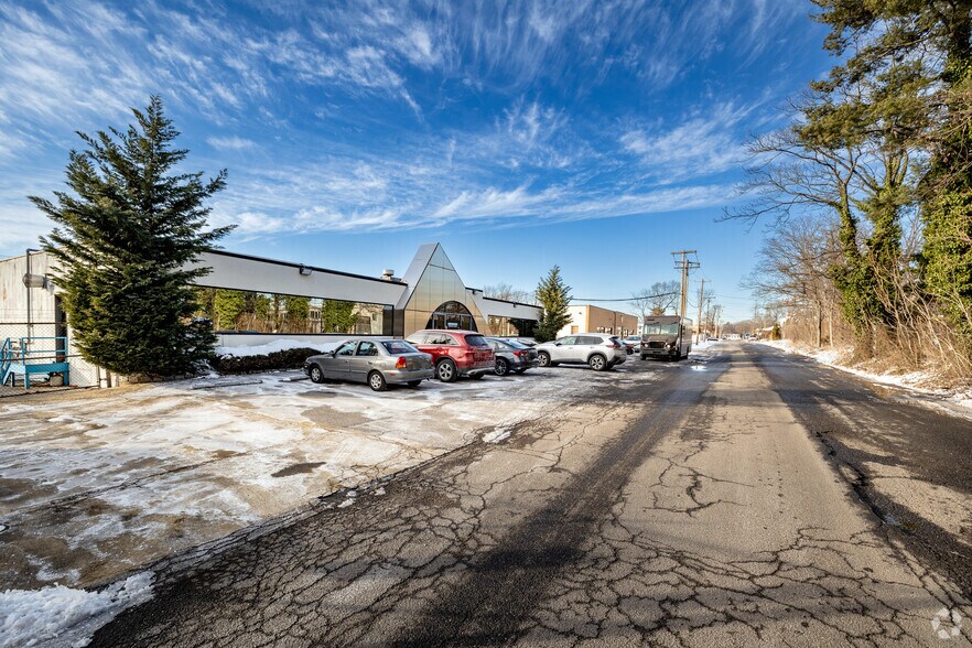 More Photos Of 160 Oak Dr, Syosset Flex For Lease