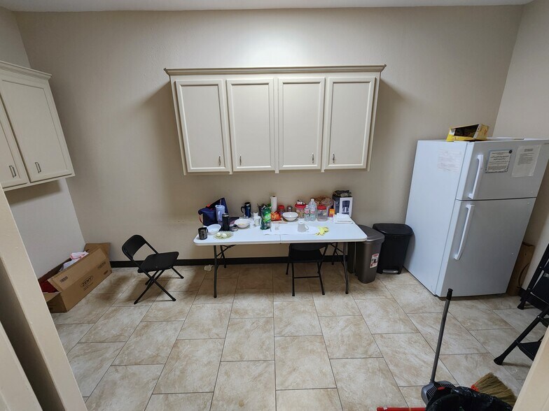 More Photos Of 417 E Parkwood Ave, Friendswood Office For Lease