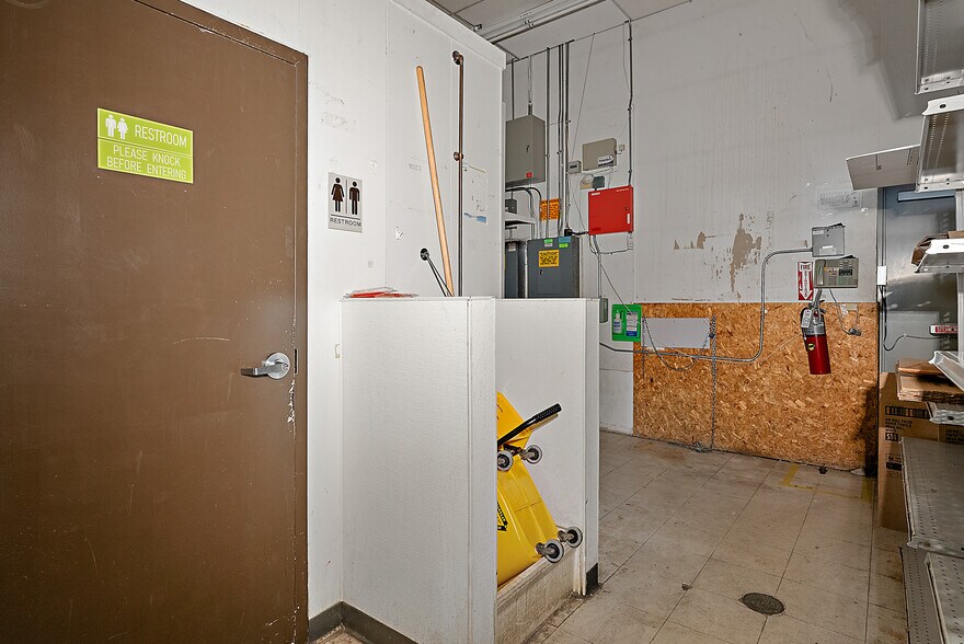 More Photos Of 10767 E Carson City Rd, Carson City Drugstore For Lease