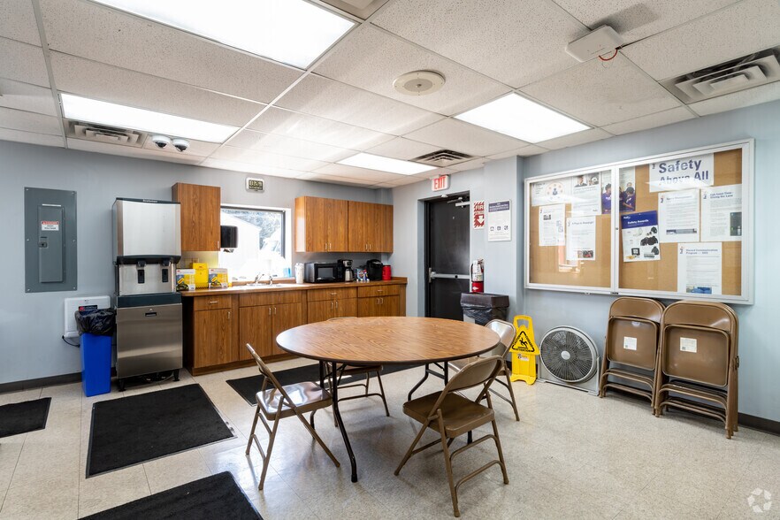 More Photos Of 4025 S Dye Rd, Swartz Creek Truck Terminal For Sale