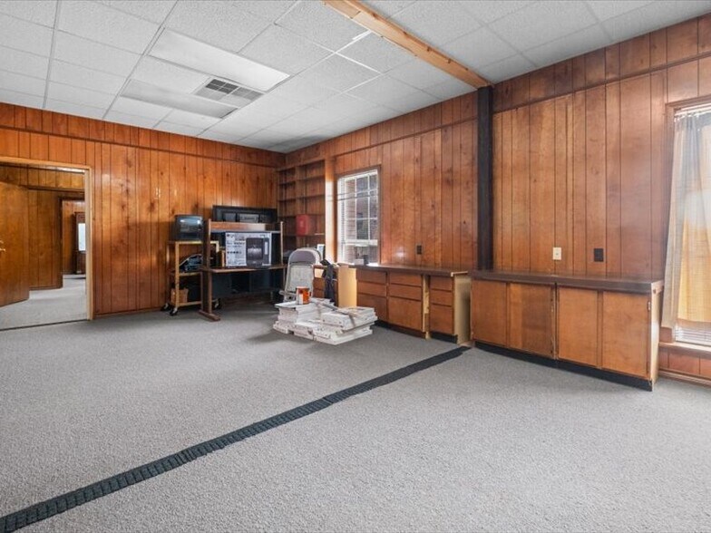 More Photos Of 1000 N Church St, Palestine Medical For Sale