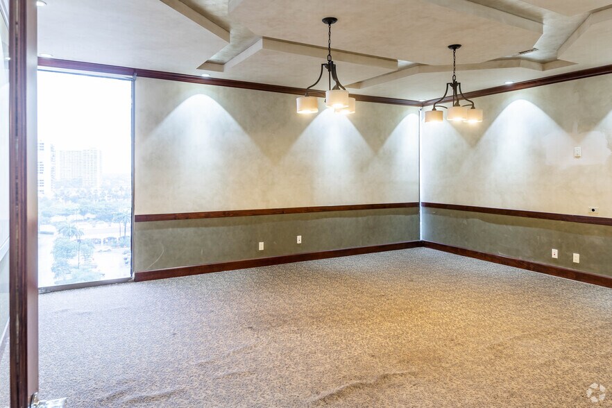 More Photos Of 2500 E Hallandale Beach Blvd, Hallandale Beach Office For Lease