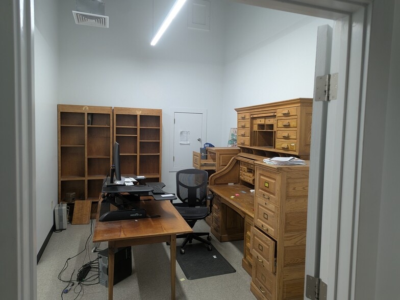 More Photos Of 1065 Industrial Blvd, Southampton Warehouse For Lease