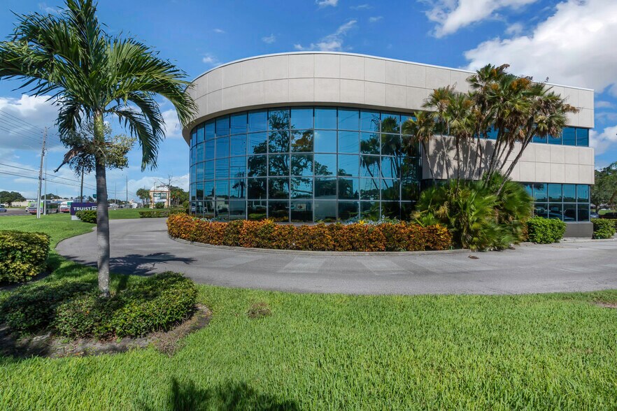 More Photos Of 5801 Ulmerton Rd, Clearwater Loft Creative Space For Lease