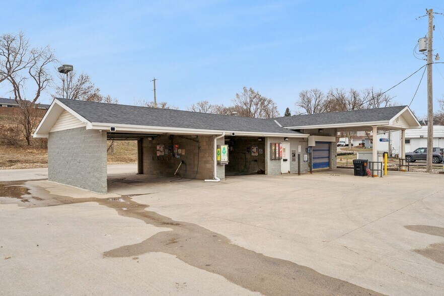 More Photos Of 630 W Elkhorn St, Arlington Freestanding For Sale