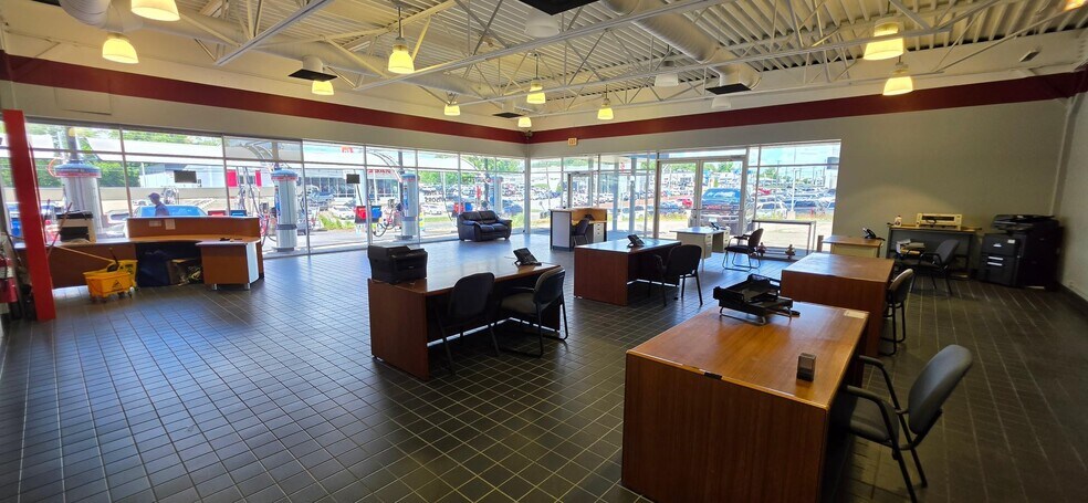 More Photos Of 2160 Straits Tpke, Middlebury Auto Dealership For Lease