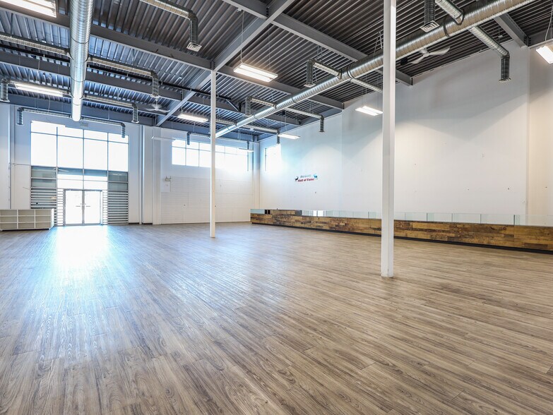 More Photos Of 4805 75 St, Stettler Storefront Retail Office For Sale